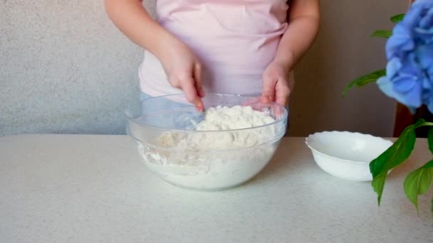 女孩用铁勺揉搓面团 自制饼干 一个女人在厨房揉面 面包店的混合料 — 图库视频影像