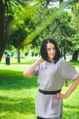 Şehir parkında palmiyelerle yürüyen güzel esmer kadın. Gülümse, Batumi, Georgia 'daki tatlı kız. Yaz zamanı..