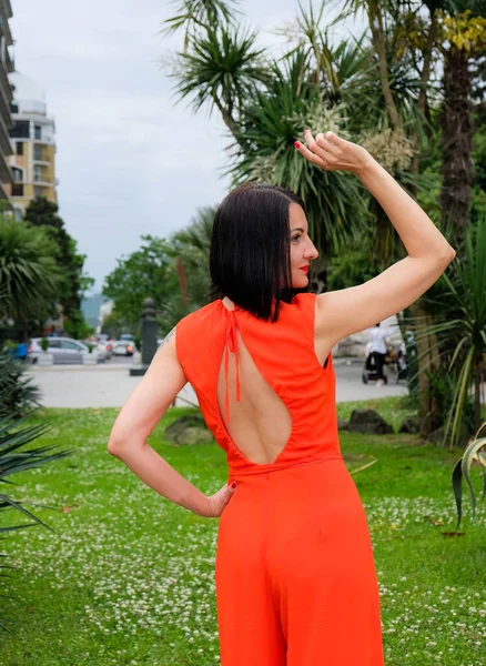 Mode Brunett Modell Kvinna Bär Röd Kostym Sexiga Moderna Overaller — Stockfoto