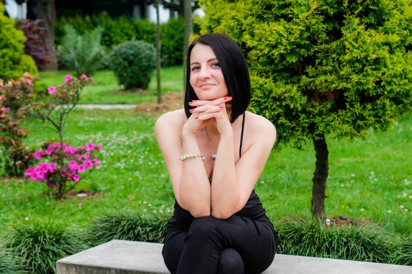 Bella Donna Bruna Che Rilassa Parco All Aperto Seduta Sulla — Foto Stock