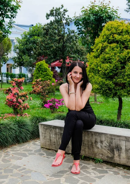 Mujer Bonita Morena Relajándose Parque Aire Libre Sentada Piedra Sonríe — Foto de Stock