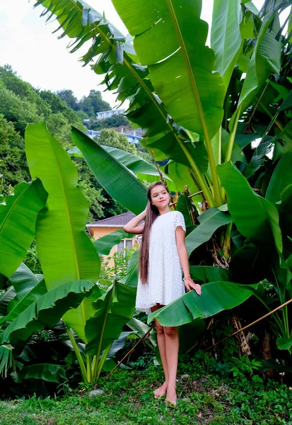 Retrato Una Joven Modelo Sonrisa Vestido Blanco Con Hojas Palmera —  Fotos de Stock