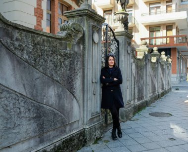 Güzel, esmer, siyah ceketli bir kadın eski şehirde yürüyor. Gülümse, Batumi, Georgia 'daki tatlı kız. Bahar geldi..