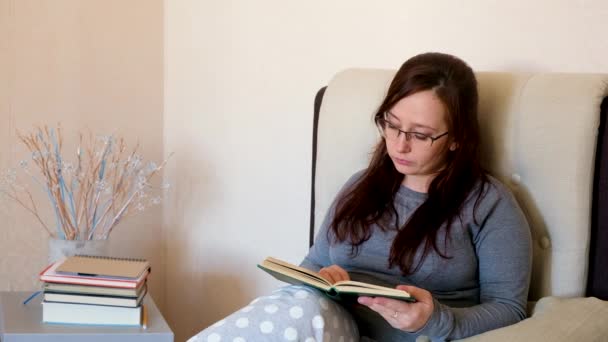 Mujer Relajada Con Anteojos Ropa Hogar Sentada Cama Leyendo Libro — Vídeo de stock