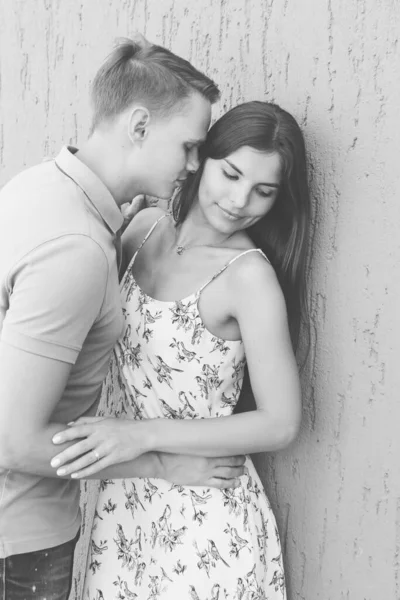 Romantische Glückliche Frau Und Mann Küssen Sich Junges Paar Geht — Stockfoto