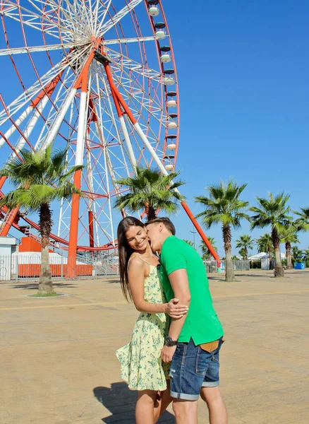 Romántico Feliz Divertida Mujer Hombre Palmeras Noria Fondo Parejas Jóvenes —  Fotos de Stock