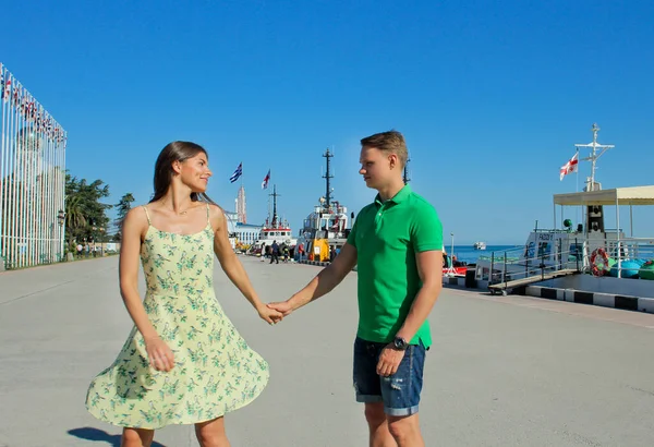 Mujer Feliz Romántica Hombre Bailando Calle Parejas Jóvenes Caminando Aire —  Fotos de Stock