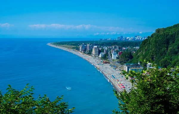 Gürcistan 'ın Kvariaty ve Batumi şehrinin gerçek manzarası. Deniz kenarı manzaralı. Mavi su ve uzun sahil.