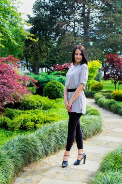 Güzel, esmer bir kadın parkta dinleniyor, yürüyor. Gülümse, Batumi, Georgia 'daki tatlı kız. Yaz zamanı..