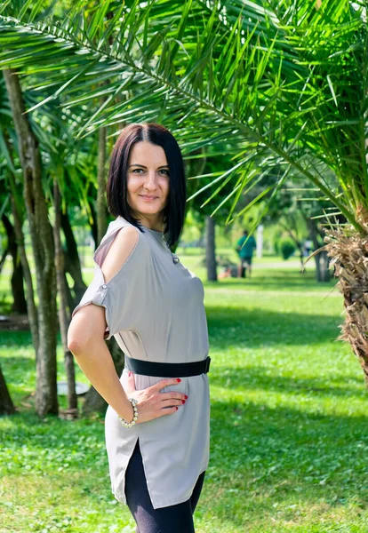 Mujer Morena Agradable Caminando Parque Ciudad Con Palmeras Sonríe Linda — Foto de Stock