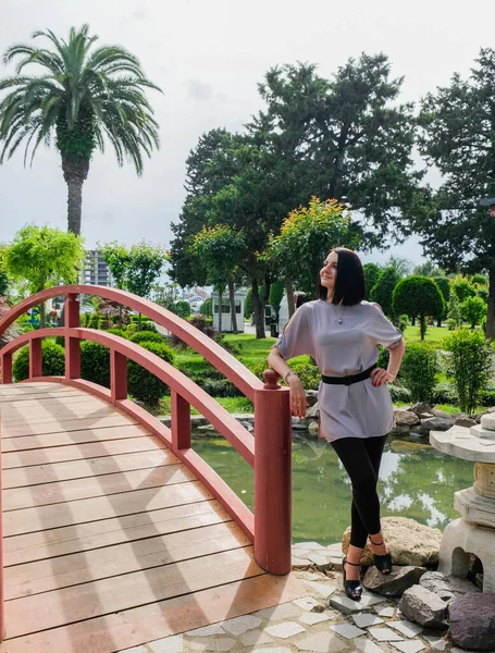 Mujer Morena Agradable Para Puente Parque Sonríe Linda Chica Batumi —  Fotos de Stock