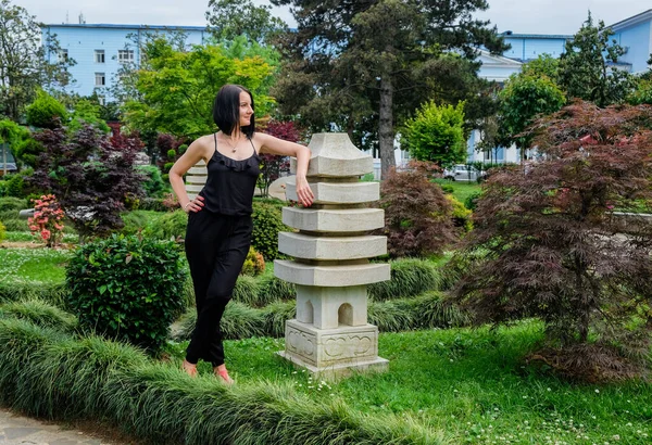 Trevlig Brunett Kvinna Koppla Parken Utomhus Promenader Söta Flicka Batumi — Stockfoto