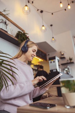 Ypung hanım kafede çalışıyor ve şehirde yürüyor.