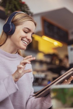 Ypung hanım kafede çalışıyor ve şehirde yürüyor.