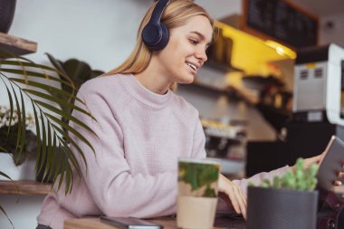 Ypung hanım kafede çalışıyor ve şehirde yürüyor.