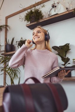 Ypung hanım kafede çalışıyor ve şehirde yürüyor.