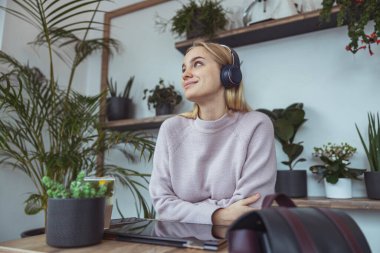 Ypung hanım kafede çalışıyor ve şehirde yürüyor.