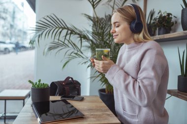 Ypung hanım kafede çalışıyor ve şehirde yürüyor.