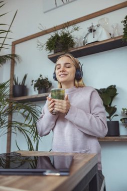 Ypung hanım kafede çalışıyor ve şehirde yürüyor.