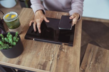 Ypung hanım kafede çalışıyor ve şehirde yürüyor.