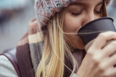 Ypung hanım kafede çalışıyor ve şehirde yürüyor.