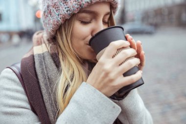 Ypung hanım kafede çalışıyor ve şehirde yürüyor.