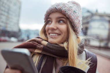 Ypung hanım kafede çalışıyor ve şehirde yürüyor.