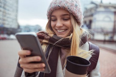 Ypung hanım kafede çalışıyor ve şehirde yürüyor.