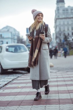 Ypung hanım kafede çalışıyor ve şehirde yürüyor.