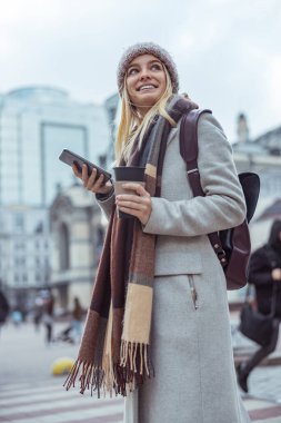 Ypung hanım kafede çalışıyor ve şehirde yürüyor.