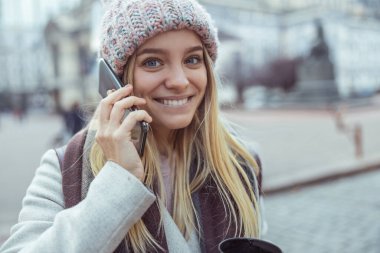 Ypung hanım kafede çalışıyor ve şehirde yürüyor.