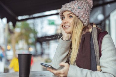 Ypung hanım kafede çalışıyor ve şehirde yürüyor.