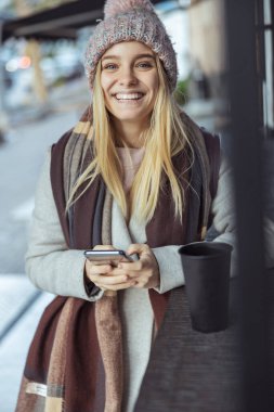 Ypung hanım kafede çalışıyor ve şehirde yürüyor.