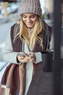 Ypung hanım kafede çalışıyor ve şehirde yürüyor.