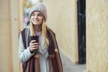 Ypung hanım kafede çalışıyor ve şehirde yürüyor.