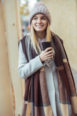 Ypung hanım kafede çalışıyor ve şehirde yürüyor.