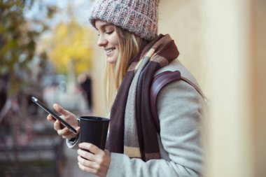 Ypung hanım kafede çalışıyor ve şehirde yürüyor.