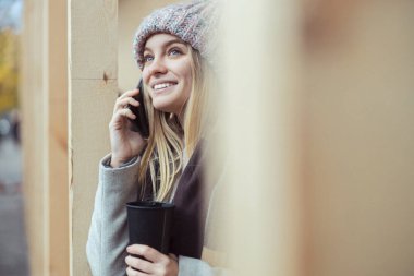 Ypung hanım kafede çalışıyor ve şehirde yürüyor.