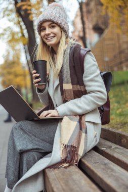Ypung hanım kafede çalışıyor ve şehirde yürüyor.