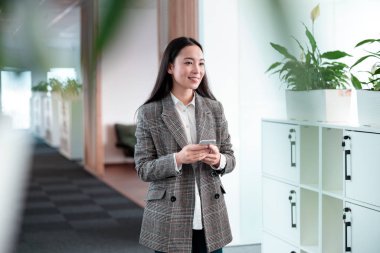 Ofiste çalışan Asyalı kadın.