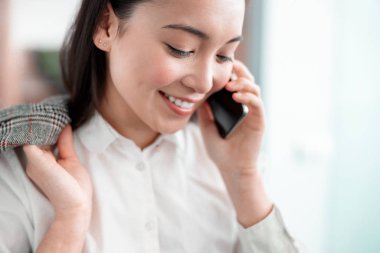 Ofiste çalışan Asyalı kadın.