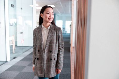 Ofiste çalışan Asyalı kadın.