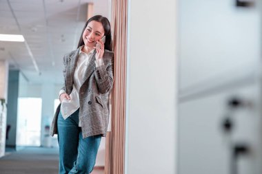 Ofiste çalışan Asyalı kadın.