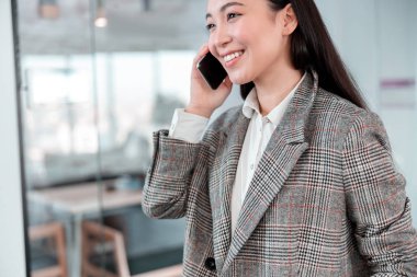 Ofiste çalışan Asyalı kadın.