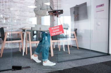 Ofiste çalışan Asyalı kadın.