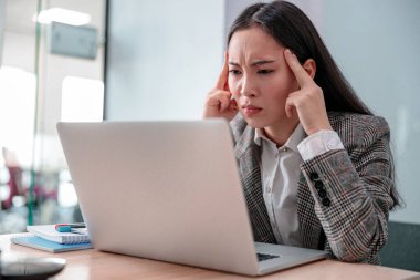 Ofiste çalışan Asyalı kadın.