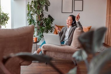 Ofiste çalışan Asyalı kadın.