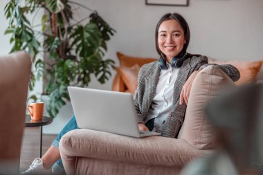 Ofiste çalışan Asyalı kadın.