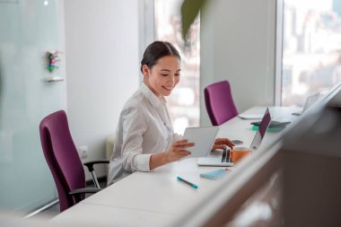 Ofiste çalışan Asyalı kadın.