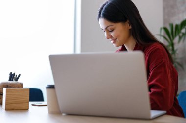 Modern bir ofis çalışma sürecinde